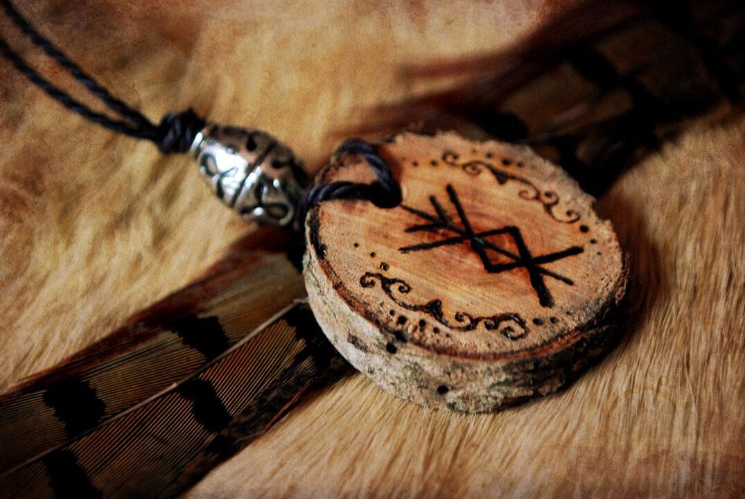 Amulet with rune for luck Figure 2